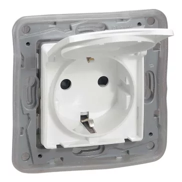   Legrand Niloé 2P+F aljzat csapófedeles körömmel fehér gyermekvédelemmel, 764532