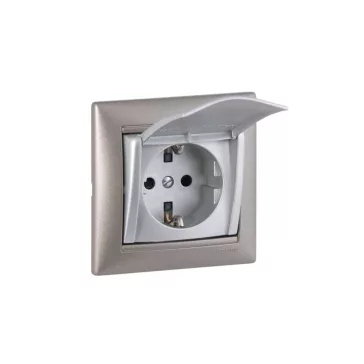   Legrand Valena 2P+F csatlakozóaljzat csapófedéllel alumínium, 770122