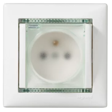   Legrand Valena IP44 2P+F csatlakozóaljzat csapófedéllel, fehér, 774220