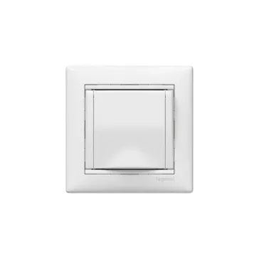   Legrand Valena 2P+F csatlakozóaljzat csapófedéllel, fehér, 774422