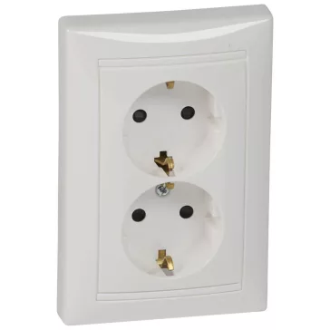  Legrand Valena 2x2P+F csatlakozóaljzat gyermekvédelemmel, fehér, 774427